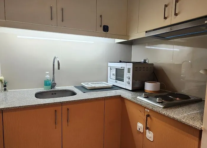 Free Parking 8 Uptown Parksuites Near 2 Major Malls And Restaurants Bgc With Balcony