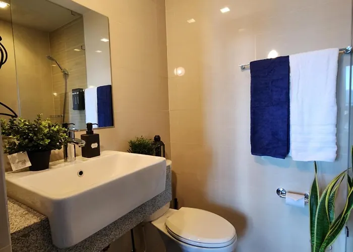Free Parking 8 Uptown Parksuites Near 2 Major Malls And Restaurants Bgc With Balcony *