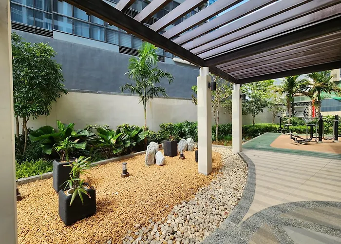 Free Parking 8 Uptown Parksuites Near 2 Major Malls And Restaurants Bgc With Balcony Manila